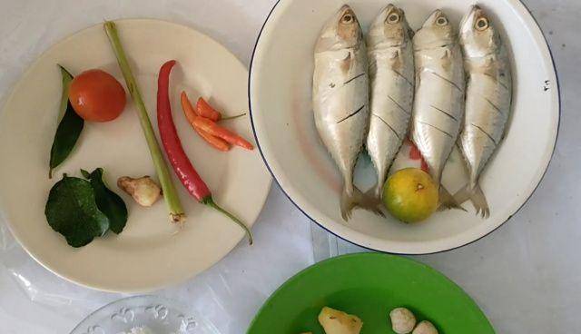 bahan ikan kembung bumbu kuning (YouTube.com/rena masak asin manis)