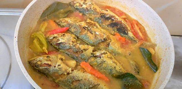 ikan kembung yang sedang dimasak (YouTube.com/rena masak asin manis)