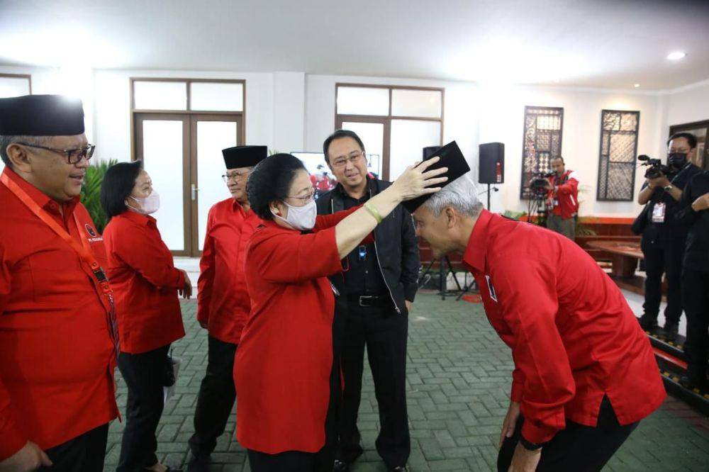 Momen Ketua Umum DPP PDIP, Megawati Soekarnoputri merapikah kopiah Ganjar Pranowo (dok. PDIP)