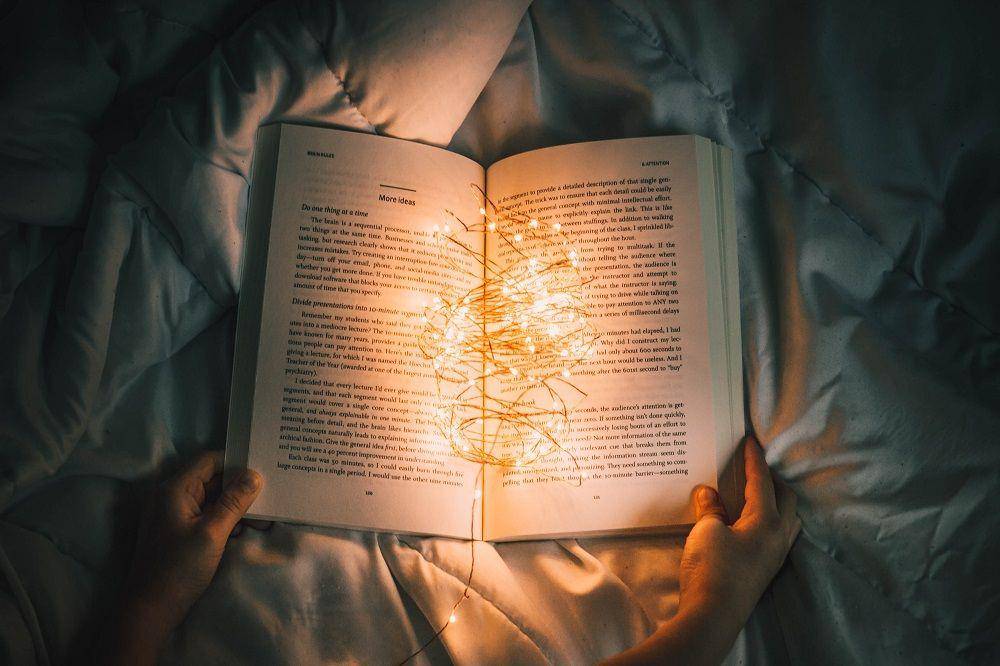 Membaca dongeng (Unsplash.com/Nong)