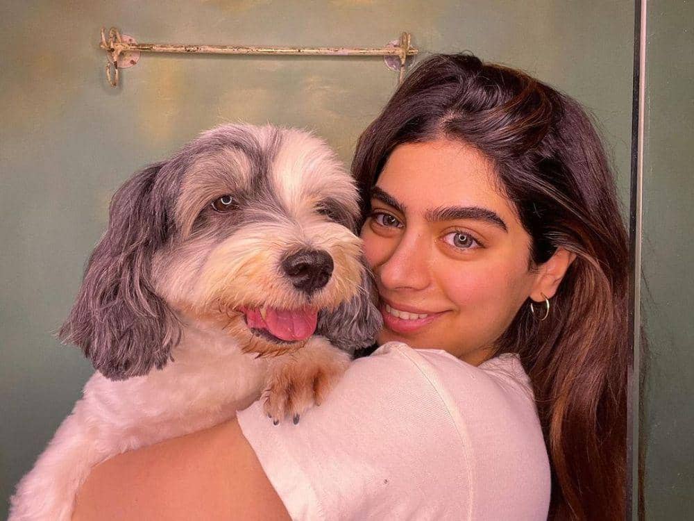 Khushi Kapoor dan anjingnya (instagram.com/pandaandmochi)
