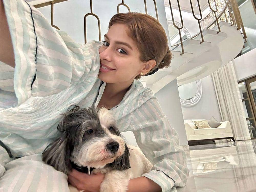 Khushi Kapoor dan anjingnya (instagram.com/pandaandmochi)