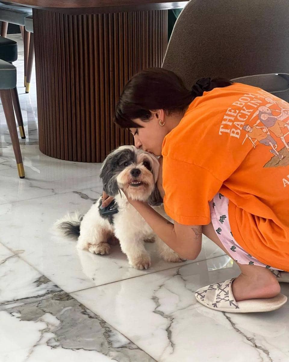 Khushi Kapoor dan anjingnya (instagram.com/pandaandmochi)
