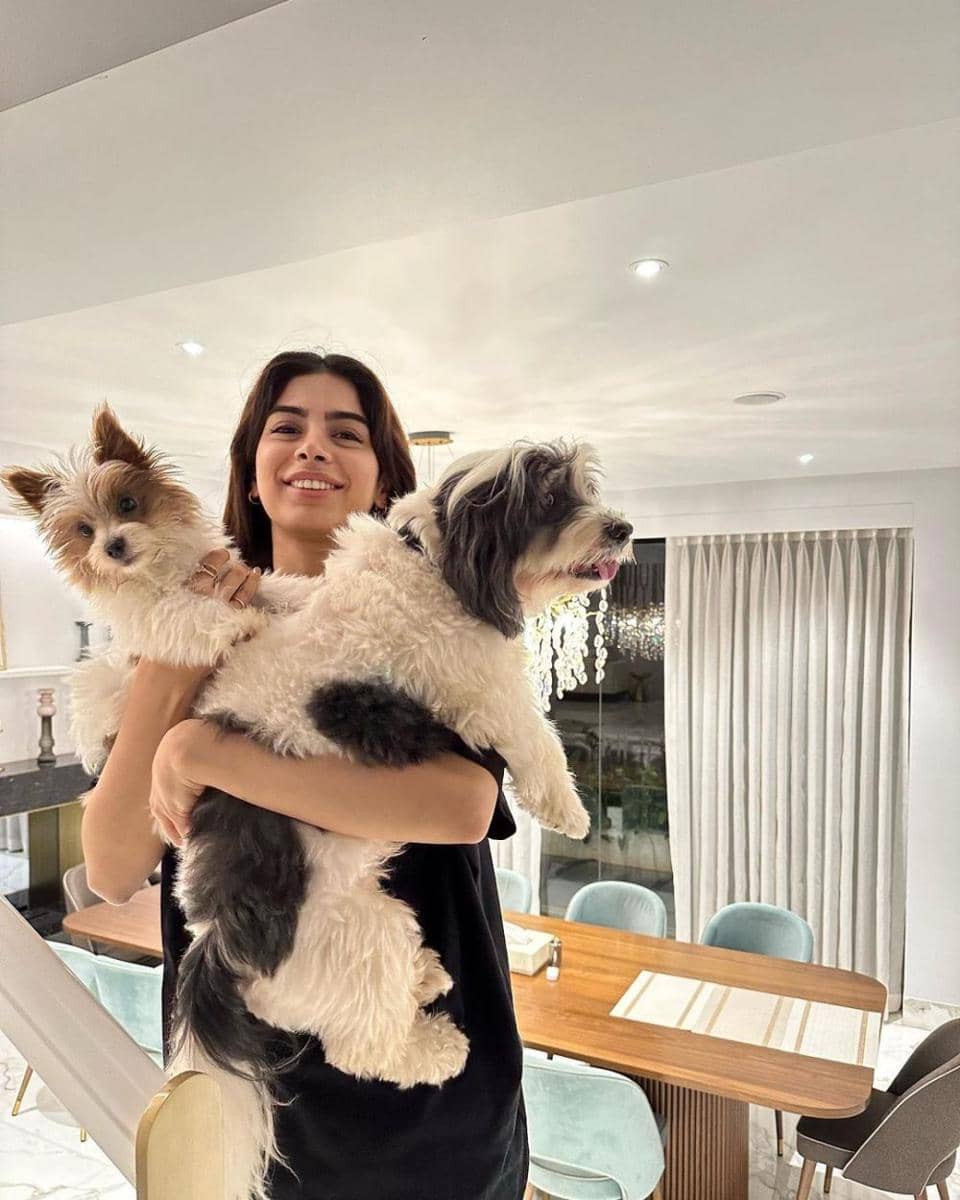 Khushi Kapoor dan anjingnya (instagram.com/pandaandmochi)