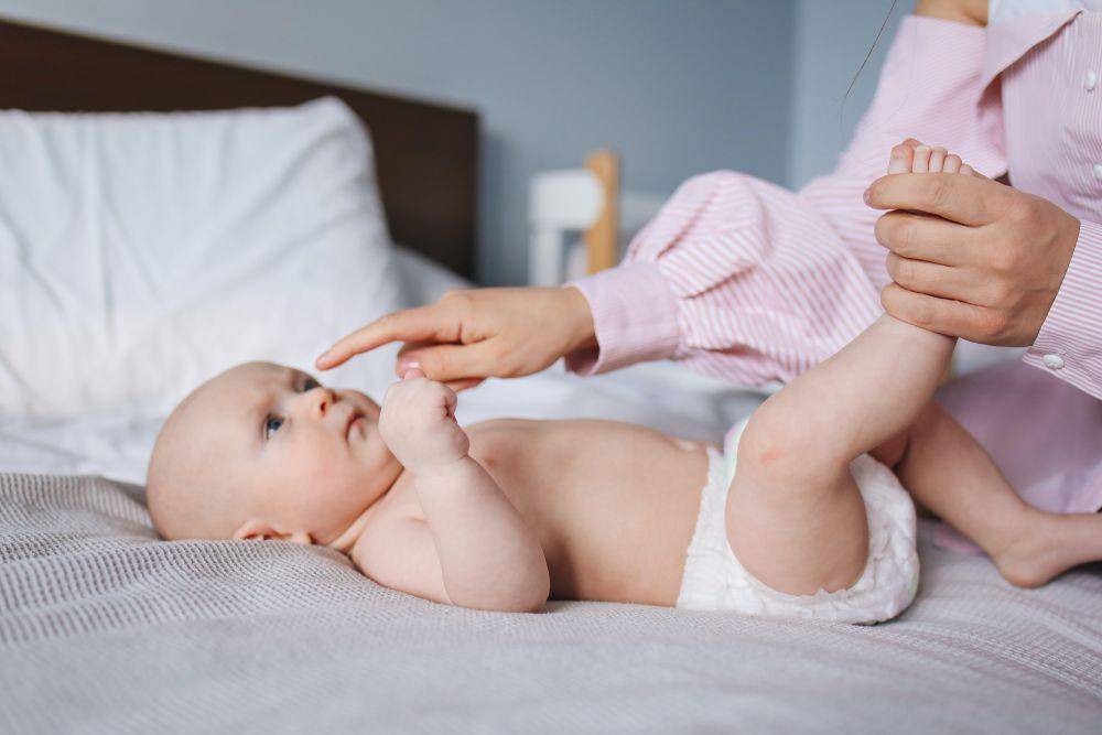 ilustrasi mengayuhkan kaki bayi (pexels.com/polina tankilevitch)