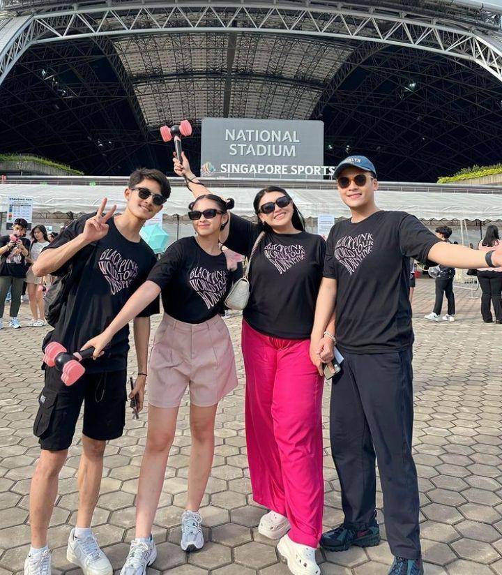 artis nonton konser di luar negeri (instagram.com/clarissaputri)