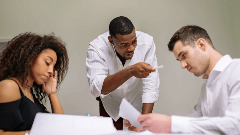 Ilustrasi atasan sedang marah kepada karyawan (pexels.com/Yan Krukau)