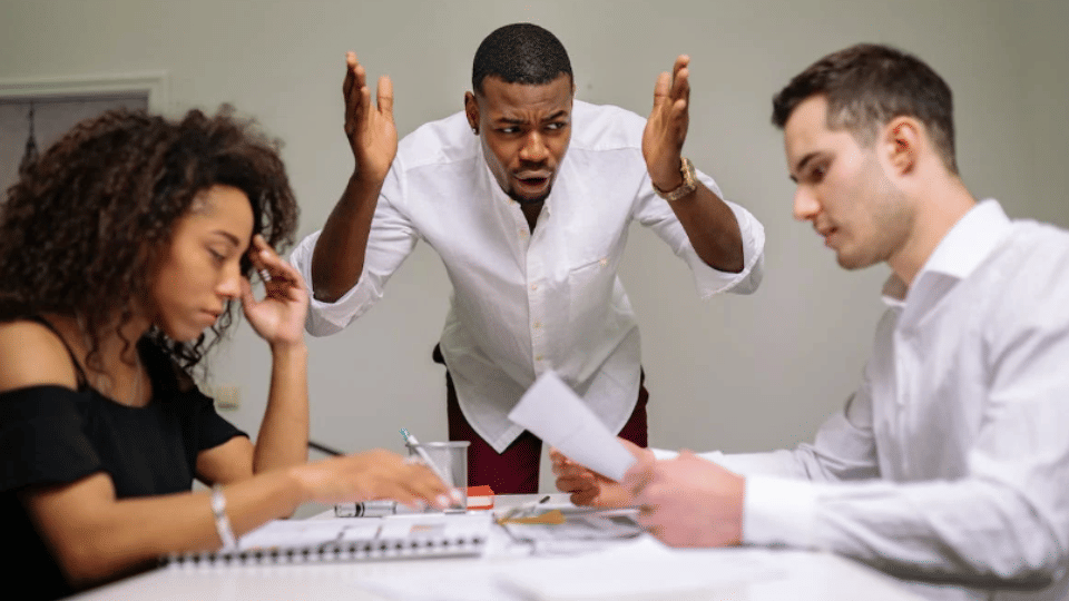 Ilustrasi atasan tidak puas dengan kinerja karyawan (pexels.com/Yan Krukau)