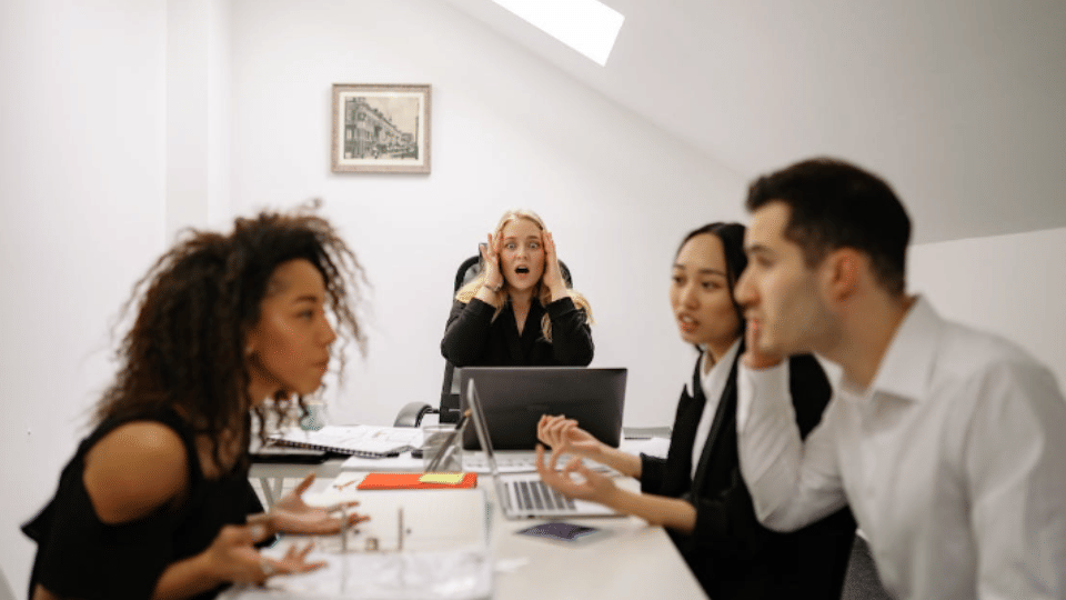 Ilustrasi pekerja saling adu argumen (pexels.com/Yan Krukau)