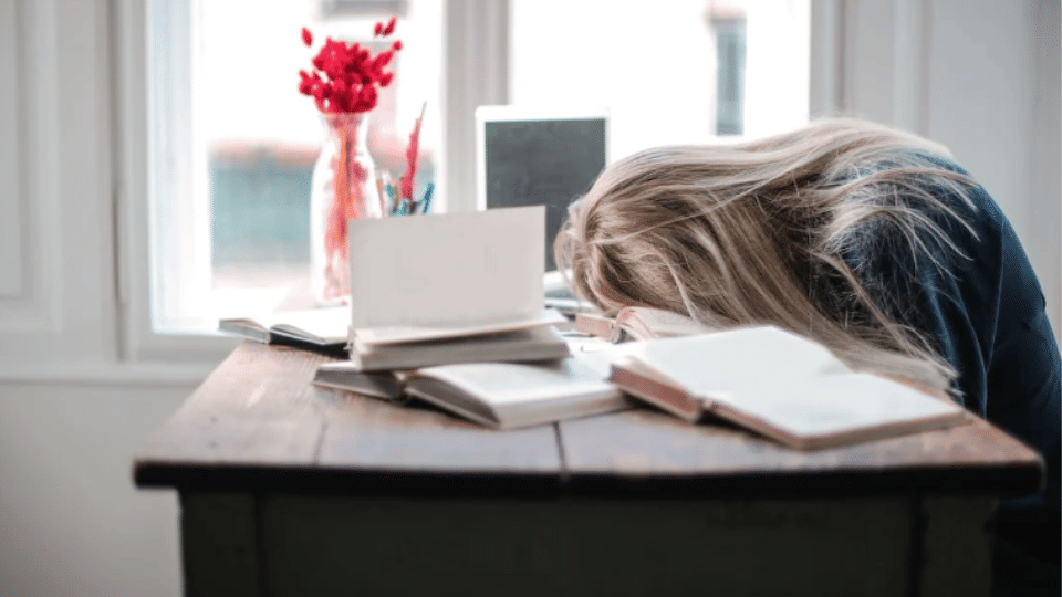 Ilustrasi seorang karyawati kelelahan bekerja (pexels.com/Andrea Piacquadio)