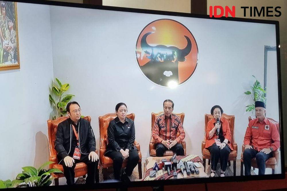 Presiden Jokowi dan Ketua Umum PDIP, Megawati Soekarnoputri dalam konferensi pers di Rakernas III PDIP (IDN Times/Ilman Nafi'an)