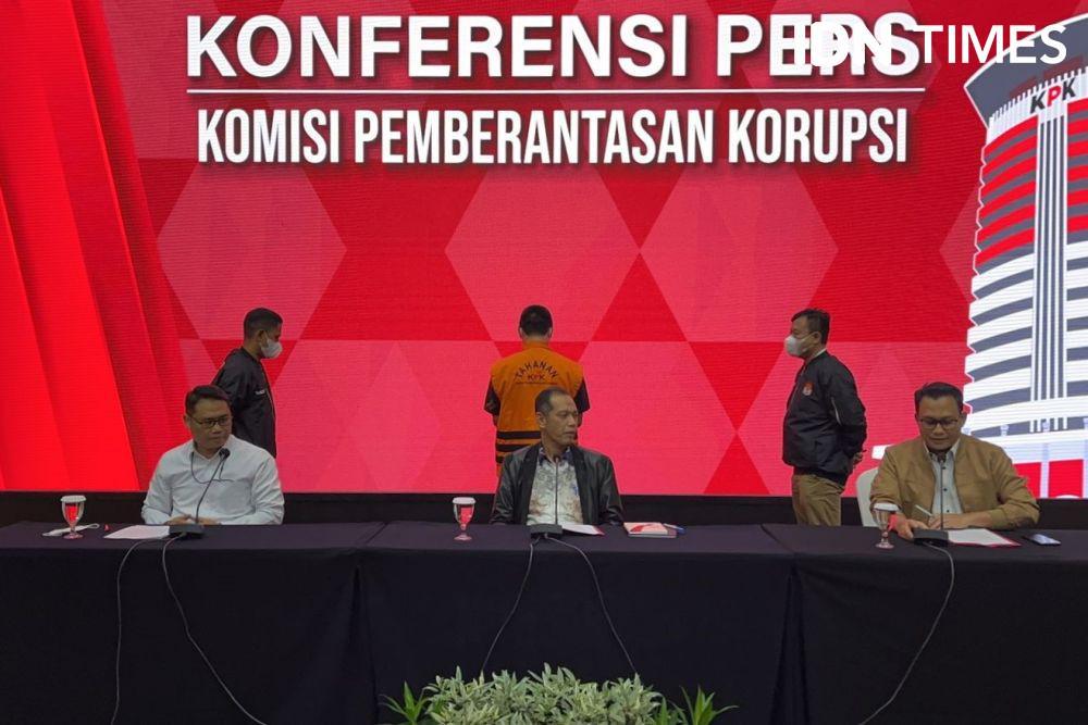 Eks Komisaris Wika Beton Dadan Tri Diborgol dan Pakai Rompi Oranye KPK