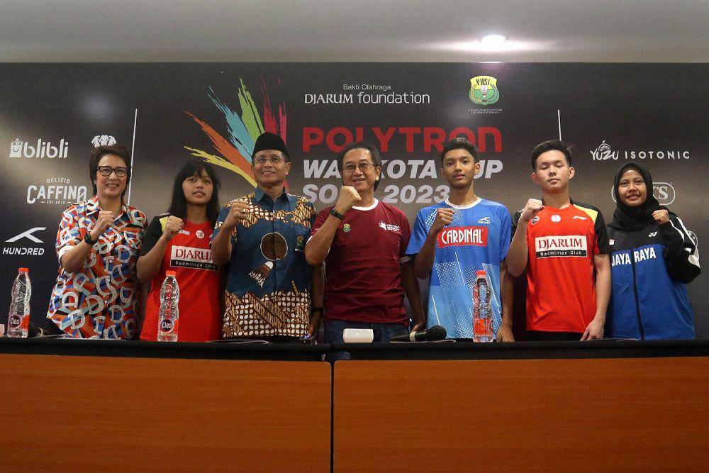 Sesi foto bersama para narasumber Polytron Walikota Cup Solo 2023: (ki-ka) Yuni Kartika (Wakil Ketua I Polytron Walikota Cup Solo 2023), Titis Maulida Rahma (atlet PB Djarum), Basri Yusuf (Ketua Pengprov PBSI Jateng), Eddy Prayito (Wakil Ketua Pelaksana Polytron Walikota Cup Solo 2023), Akmal Zaidan Pamuji (atlet Mutiara Cardinal), Emanuel Joseph Surya Hartono (atlet PB Djarum), Sri Fatmawati (atlet PB Jaya Raya). (Dok. Istimewa)