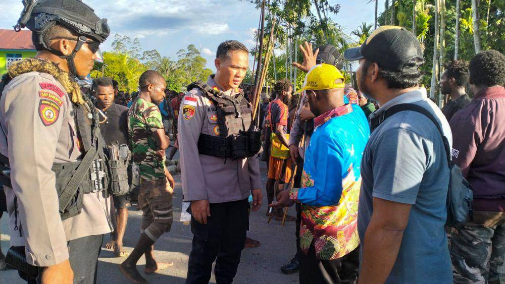 Polres Nabire berupaya menenangkan warga yang bertikai. (IDN Times/Istimewa)