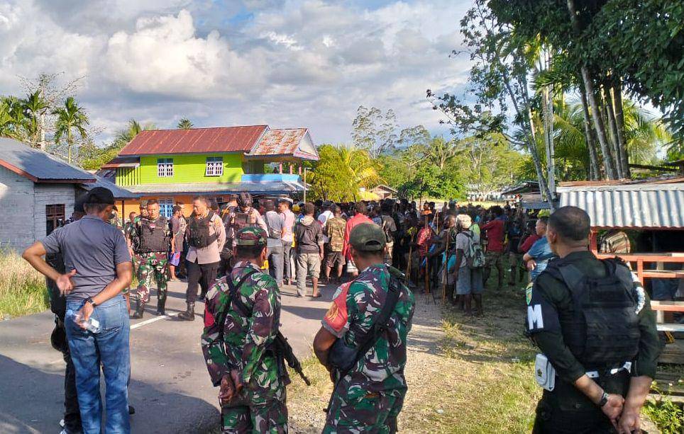 Aparat mengamankan warga yang bertikai akibat sengketa tanah di Nabire. (IDN Times/Istimewa)