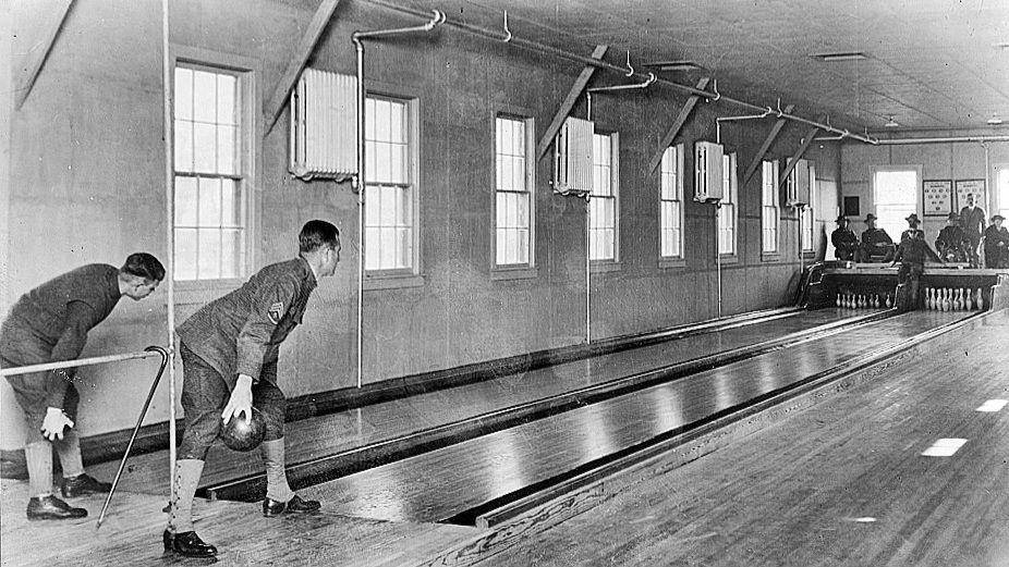 duckpin dan jalur bowling sepuluh pin (commons.wikimedia.org/American Red Cross employee)