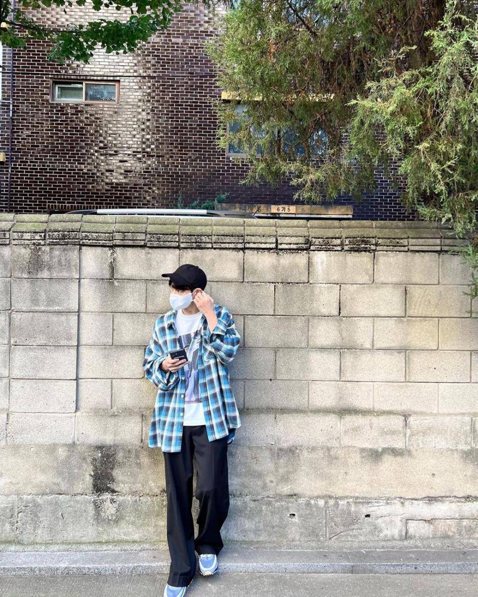 ide outfit pria dengan outer ala Lee Ji Hoon (instagram.com/leejehoon_official)