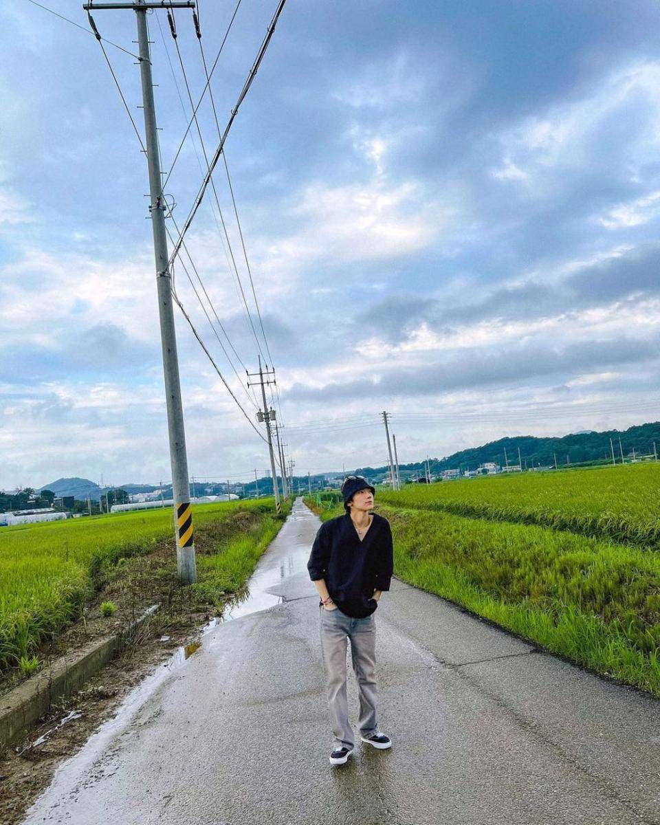 Potret Street Style Outfit dari Ten Lee NCT (instagram.com/tenlee_1001)