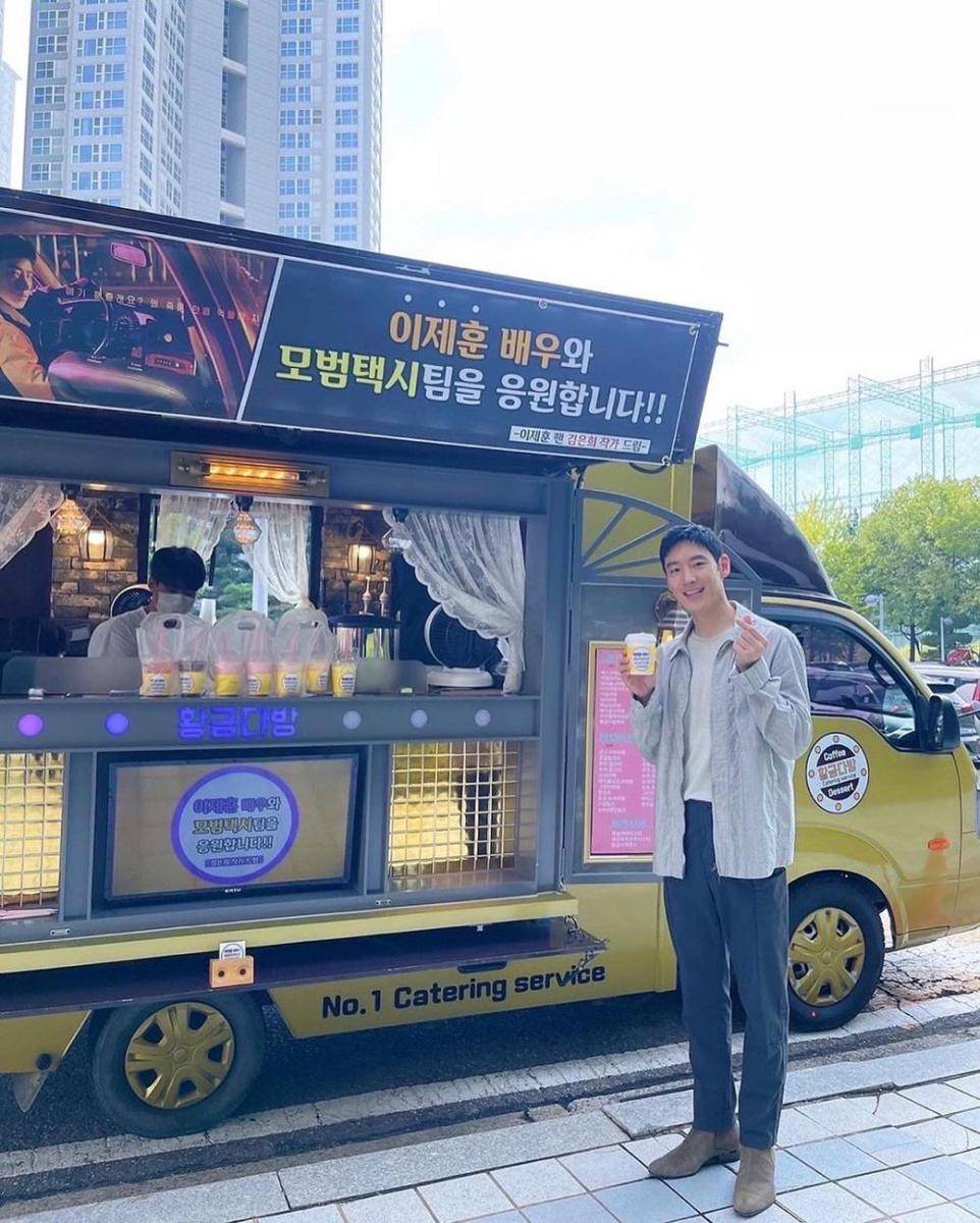ide outfit pria dengan outer ala Lee Ji Hoon (instagram.com/leejehoon_official)