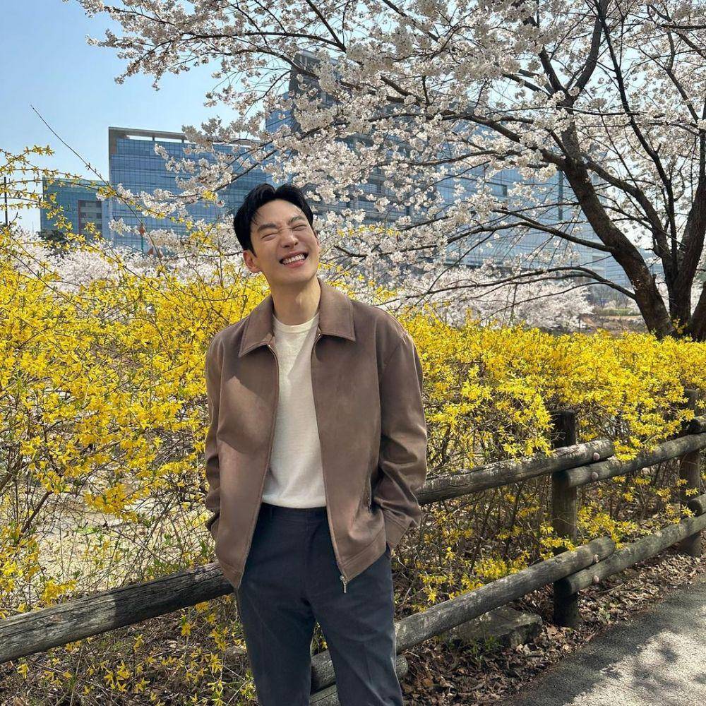 ide outfit pria dengan outer ala Lee Ji Hoon (instagram.com/leejehoon_official)