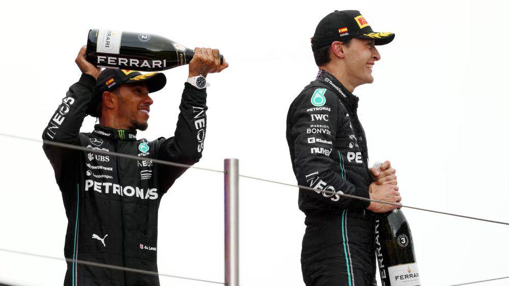 Lewis Hamilton dan George Russell berselebrasi di podium GP Spanyol 2023. (formula1.com)