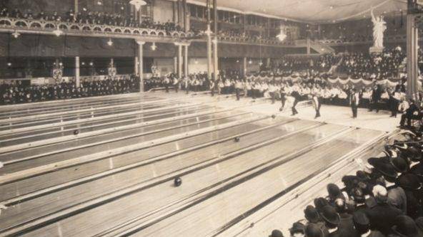 Kongres Bowling Amerika, dalam Turnamen Bowling, Milwaukee, Amerika Serikat (commons.wikimedia.org/Geo. R. Lawrence Co.)