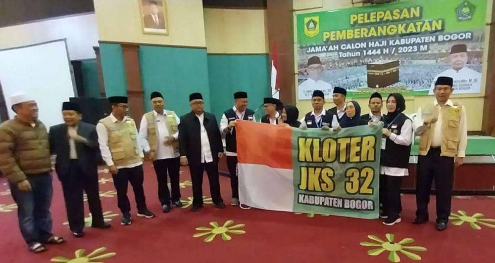 Pemerintah Daerah Kabupaten (Pemdakab) Bogor kembali memberangkatkan 440 calon jemaah haji kloter 32 JKS asal Kabupaten Bogor yang berlangsung di depan Gedung Tegar Beriman, Kabupaten Bogor, Senin (5/6/2023). (Dok. Pemdakab Bogor)