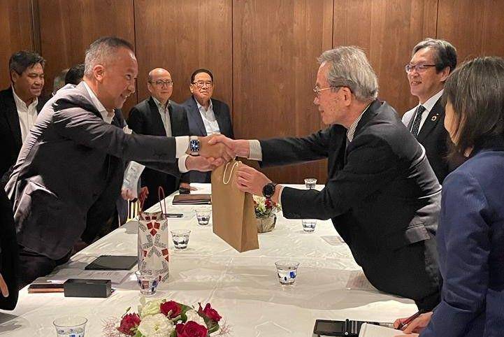 Menperin Agus Gumiwang Kartasasmita bertemu Chairman Daihatsu Motor Co., Ltd Matsubayashi Sunao di Tokyo, Jepang, 6 Juni 2023. (dok. Kemenperin)