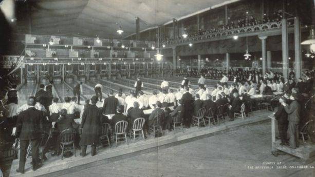 Kongres Bowling Amerika, dalam Turnamen Bowling di Milwaukee, Amerika Serikat (commons.wikimedia.org/Geo. R. Lawrence Co.)