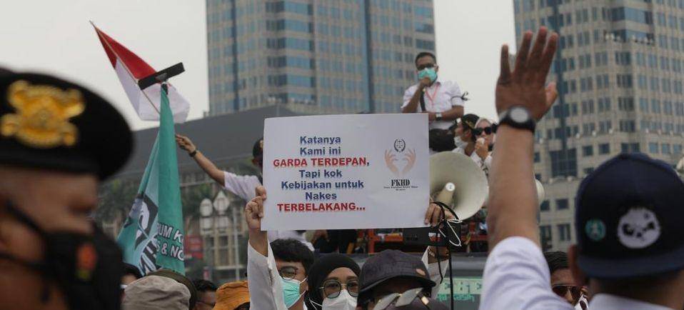 Aksi demo para nakes. (CNN Indonesia/Safir Makki)