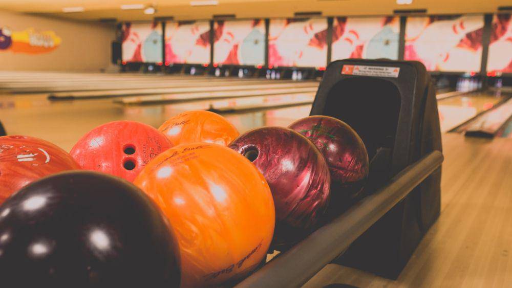 bola bowling (unsplash.com/Persnickety Prints)