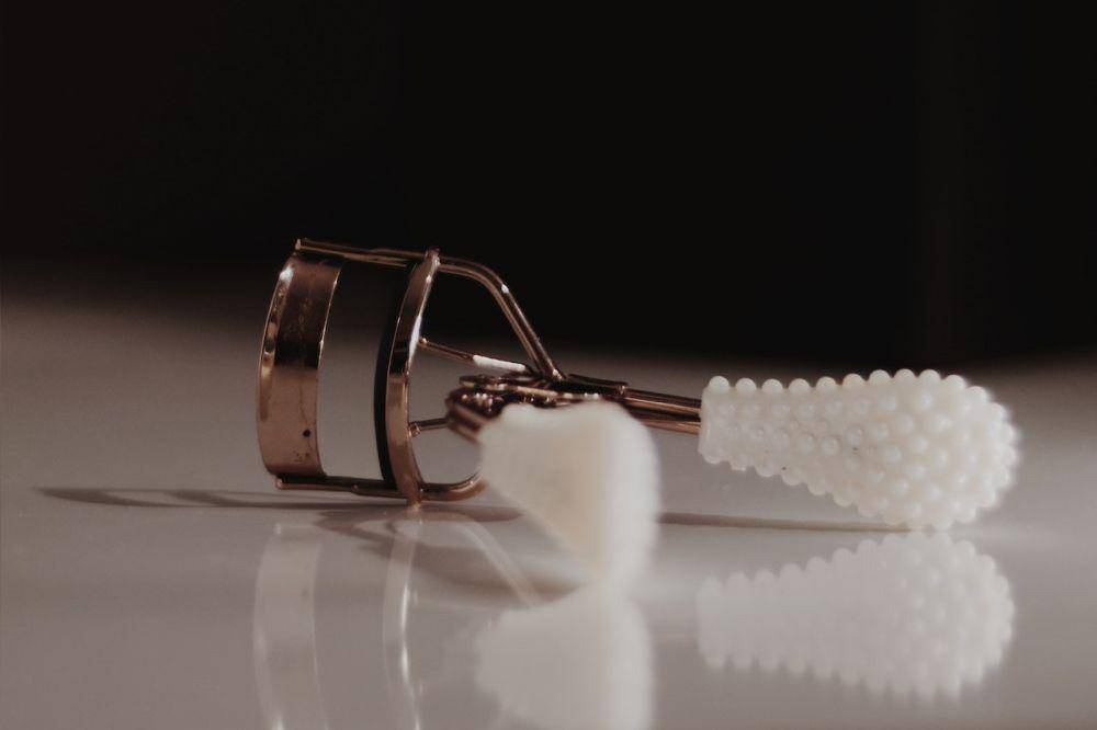 eyelash curler (pexels.com/Gül Işık)