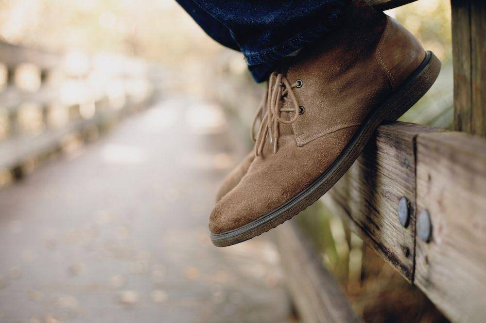 boots berbahan suede (pexels.com/Josh Sorenson)