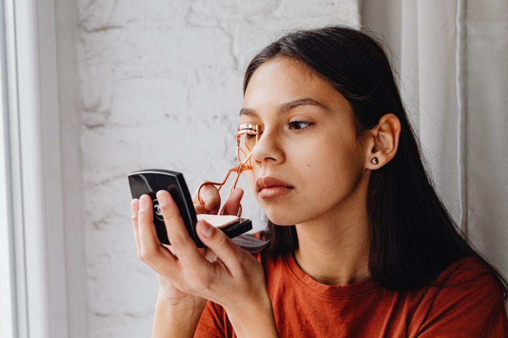 5 Tips Pakai Eyelash Curler agar Bulu Mata Lebih Menawan