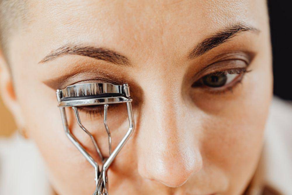 proses memakai eyelash curler (pexels.com/Karolina Grabowska)