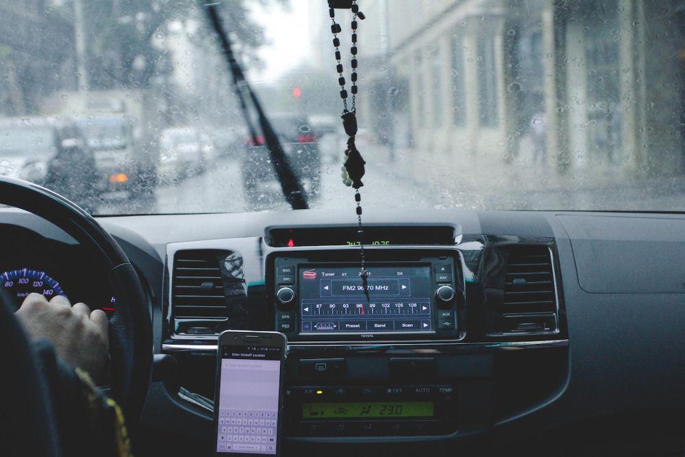 headunit mobil (pexels.com/M&W Studios)