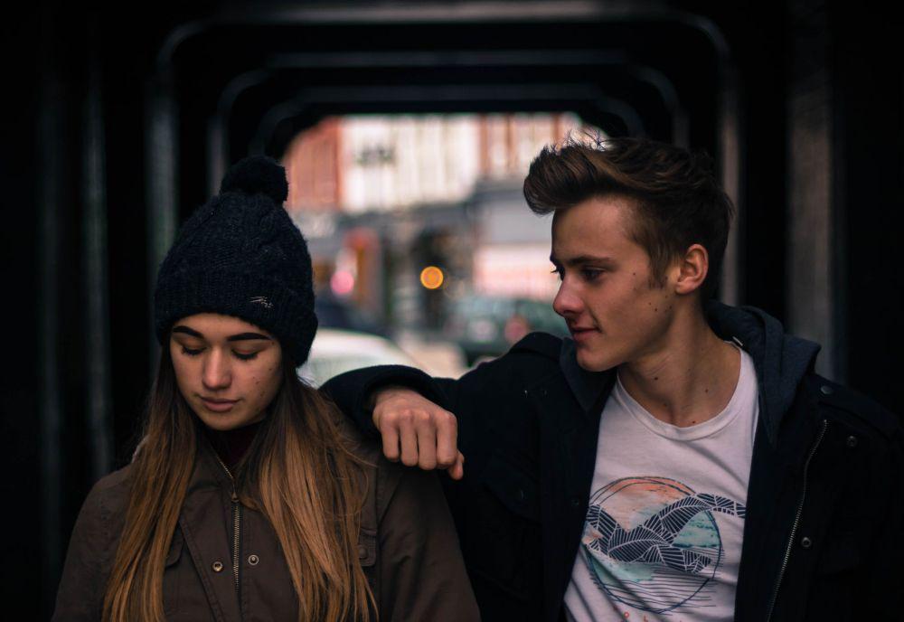 4 Tips Hindari Jatuh Cinta dengan Teman Sendiri