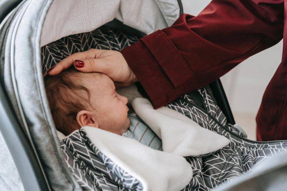 ilustrasi bayi tidur di stroller (pexels.com/Sarah Chai)