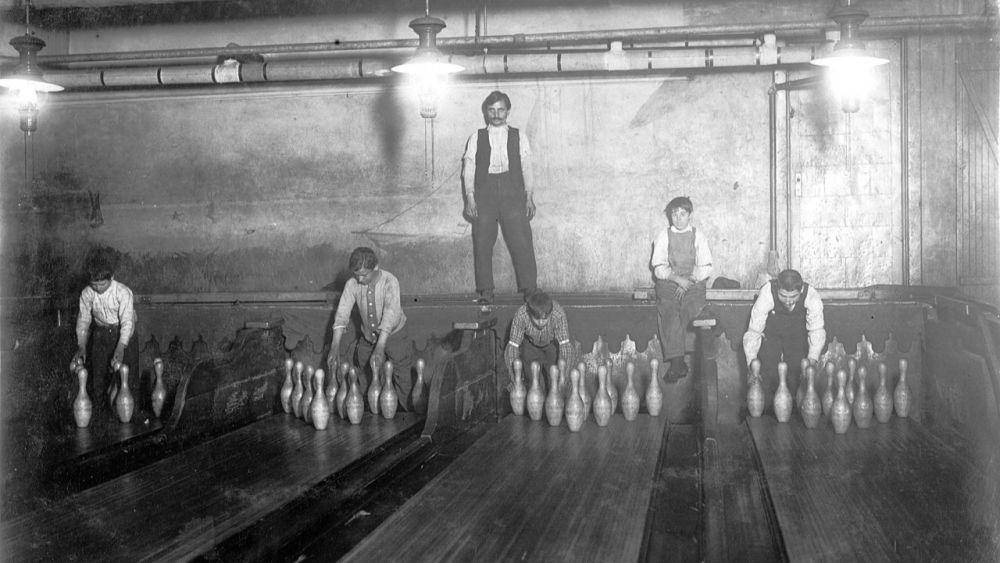 anak-anak yang bekerja di Subway Bowling Alleys, Brooklyn (commons.wikimedia.org/Lewis Wickes Hine)