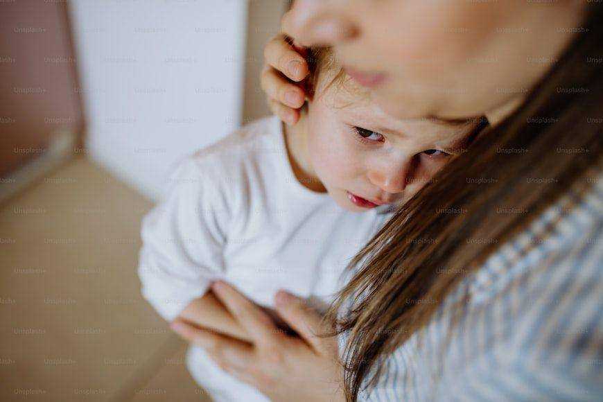 ilustrasi ibu memeluk anak (unsplash.com/unsplash+)