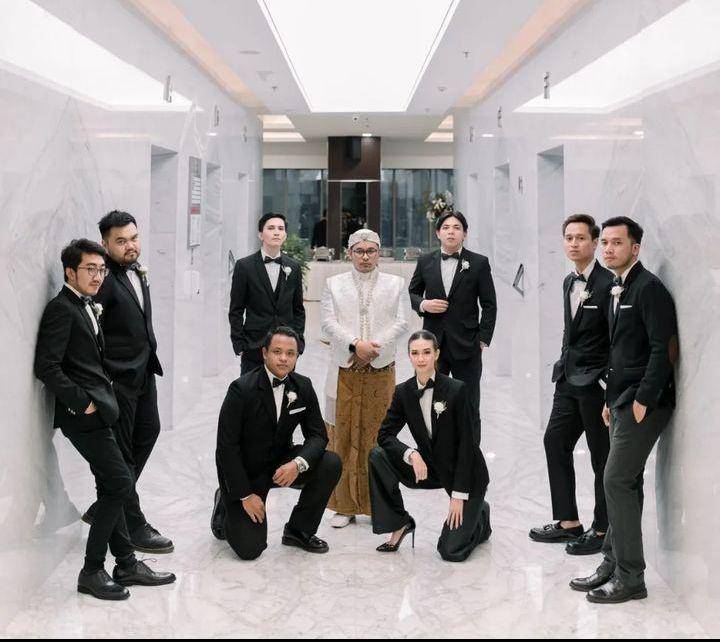 Yuki groomsmen (instagram.com/yukikt)