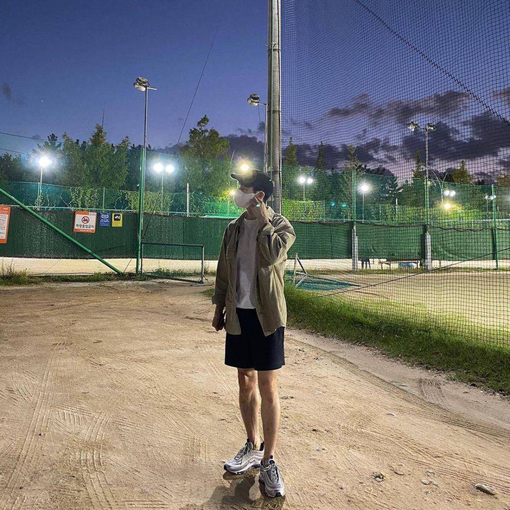 ide outfit pria dengan outer ala Lee Ji Hoon (instagram.com/leejehoon_official)