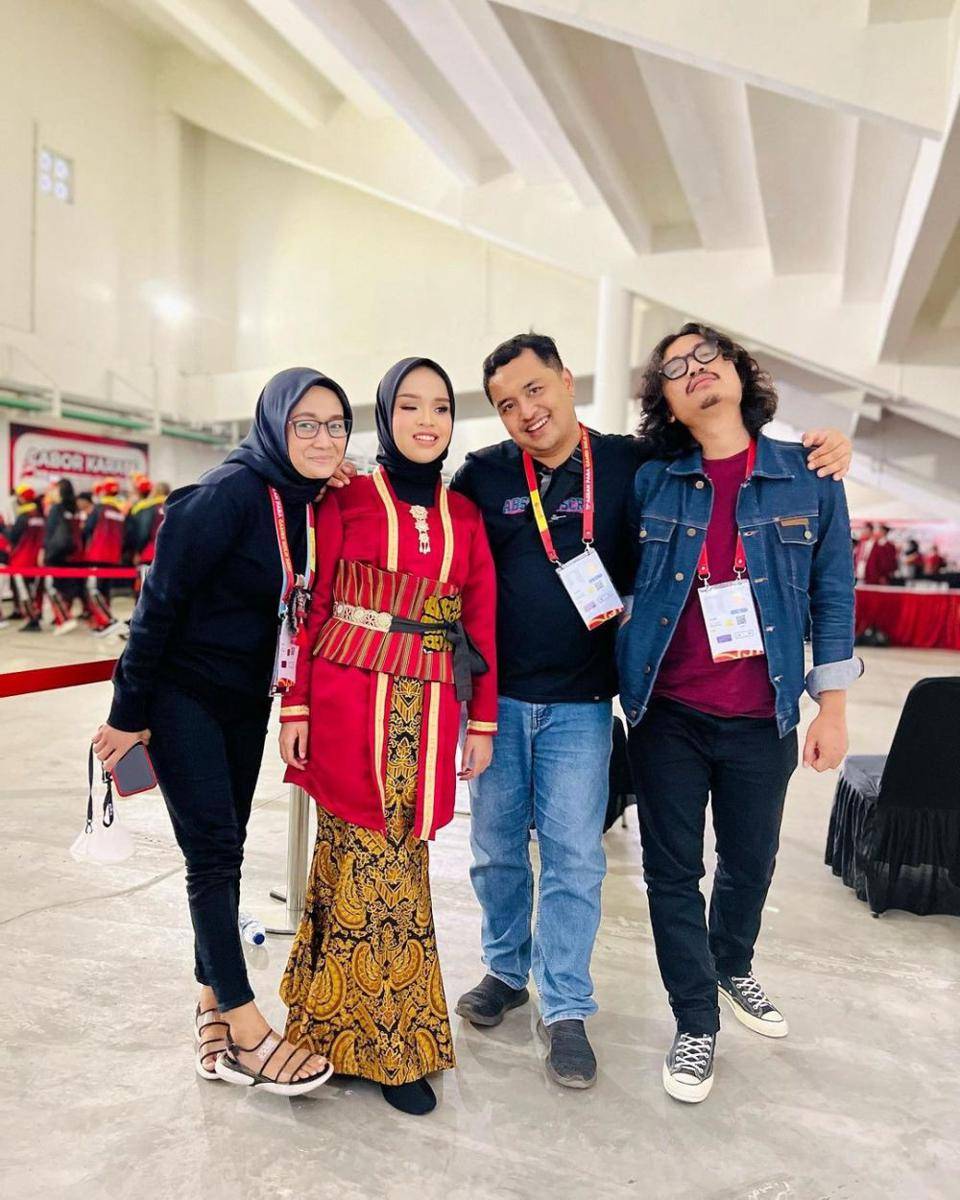 Gaya hijab remaja kekinian ala Putri Ariani (instagram.com/arianinismaputri)