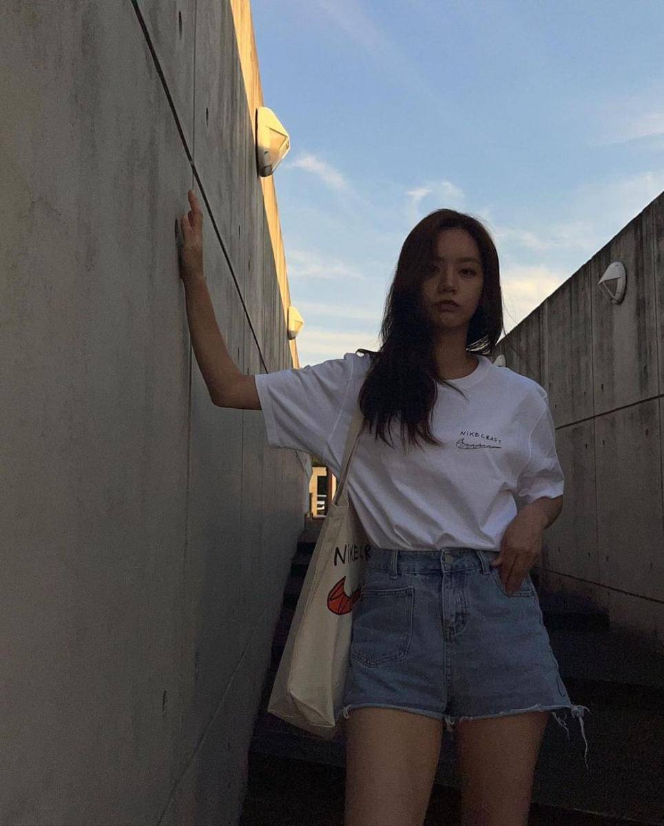 Potret OOTD Hangout dari Lee Hyeri (instagram.com/hyeri_0609)