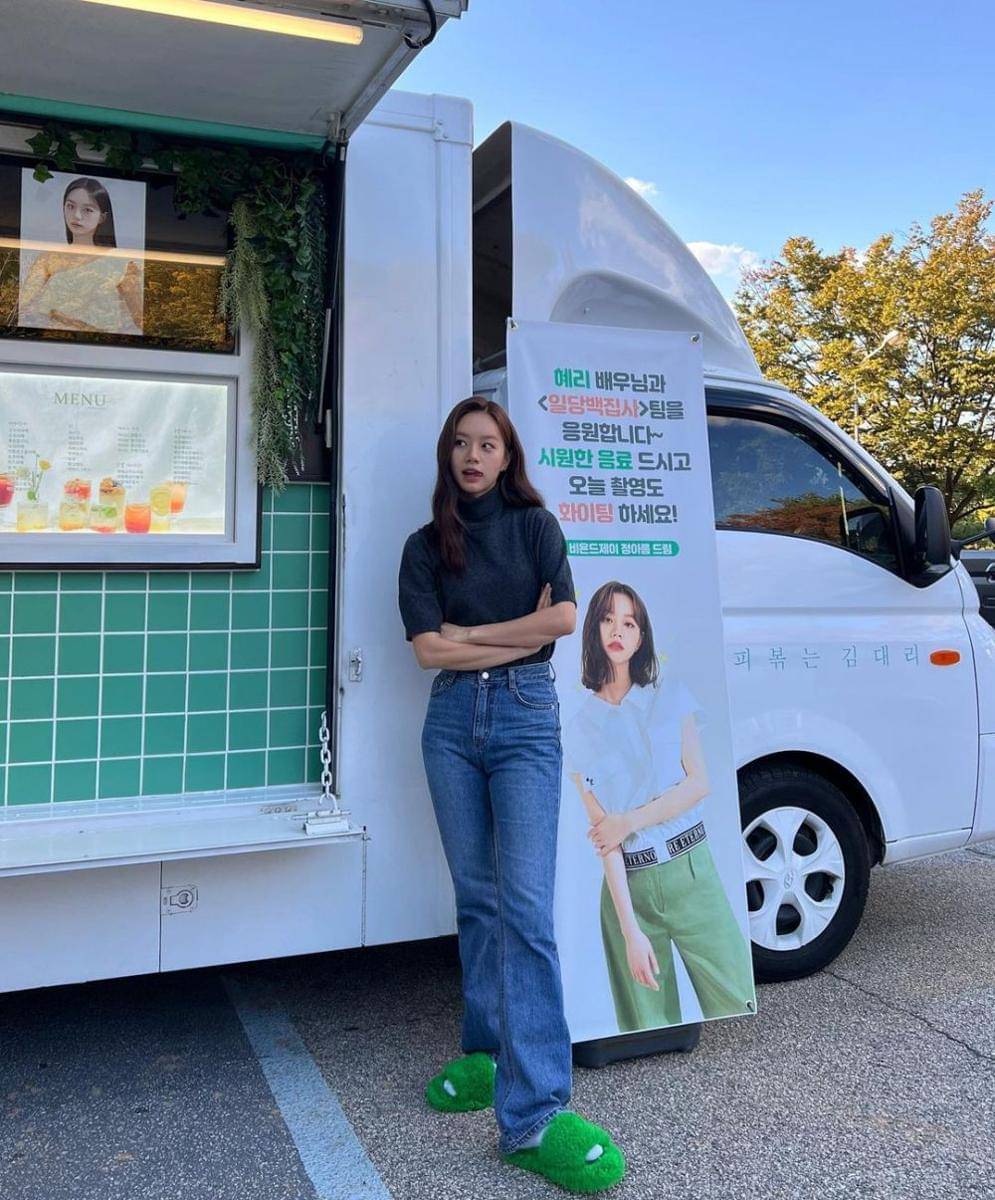 Potret OOTD Hangout dari Lee Hyeri (instagram.com/hyeri_0609)