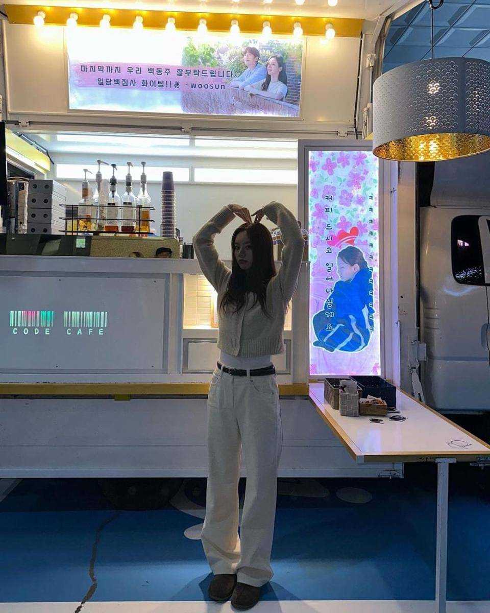 Potret OOTD Hangout dari Lee Hyeri (instagram.com/hyeri_0609)
