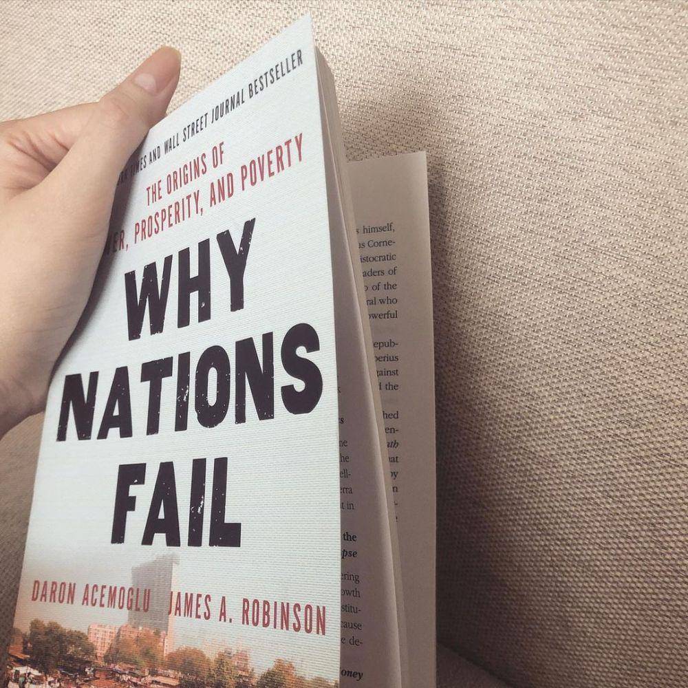 Buku Why Nations Fail (instagram.com/vaelovexia)