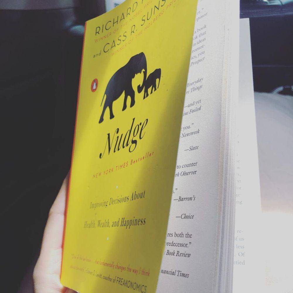 Buku Nudge (instagram.com/vaelovexia)