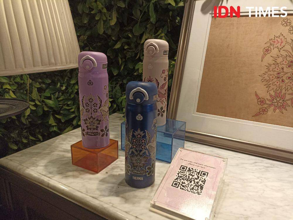 Koleksi Iwan Tirta Private Collection dalam Disney100 Kick-Off Retail Activation Press Conference. 7 Juni 2023. (IDN Times/M. Tarmizi Murdianto)