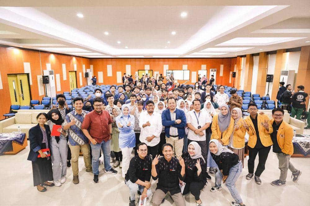 Para peserta foto bersama narasumber Gen Z Memilih di Auditorium FISH UNESA, Rabu (7/6/2023). (IDN Times/Khusnul Hasana).